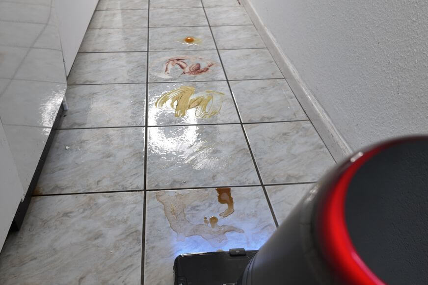 Härte-Test auf Hartboden der Tineco Floor One S7 Max Pro vs. Ketchup, Senf und Ei, zeigt realistische, eingetrocknete Alltagsflecken vor der Reinigung.